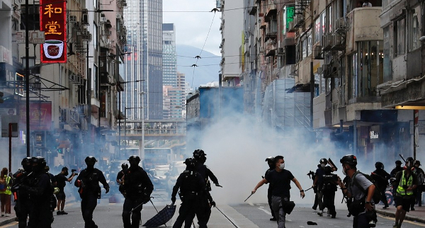 지난 1일 주권 반환 23주년을 맞아 행진에 나서 보안법 반대를 외치는 시위대를 향해 홍콩 경찰이 최루가스를 살포하고 있다. 로이터연합뉴스