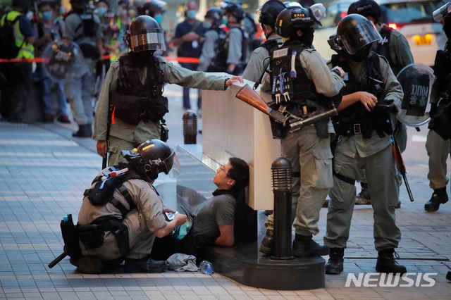 [홍콩=AP/ 뉴시스] 1일(현지시간) 홍콩에서 경찰이 홍콩반환기념일 시위자를 붙잡은 모습. 2020.07.02.