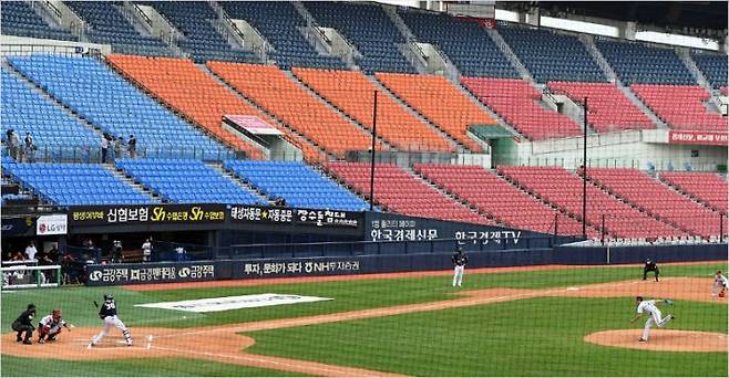 5일 오후 서울 잠실야구장에서 2020 프로야구 개막경기 LG와 두산의 경기가 열리고 있다. 황진환기자