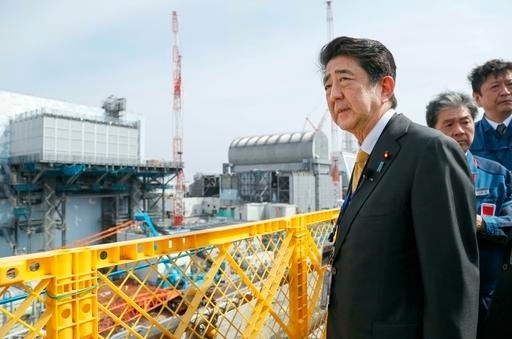 아베 신조 일본 총리가 지난해 일본 후쿠시마현 오쿠마의 후쿠시마 제1원전을 방문해 둘러보고 있는 모습. 뉴시스