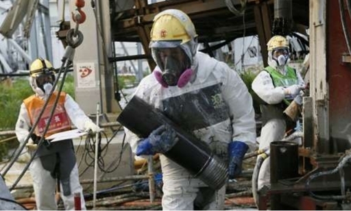 후쿠시마 원전 일하는 작업자 모습. 보호복으로 무장하고 있다. 산케이신문