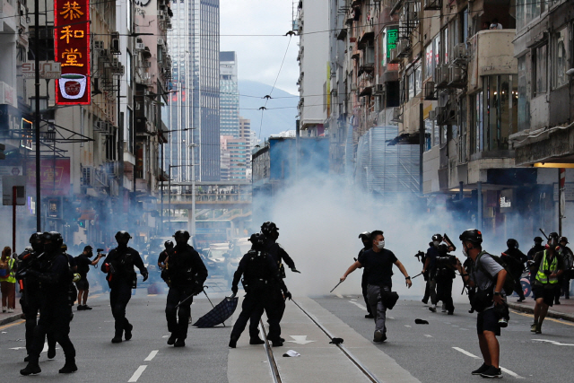 1일 주권 반환 23주년을 맞아 행진에 나서 보안법 반대를 외치는 시위대를 향해 홍콩 경찰이 최루가스를 살포하고 있다. /로이터연합뉴스