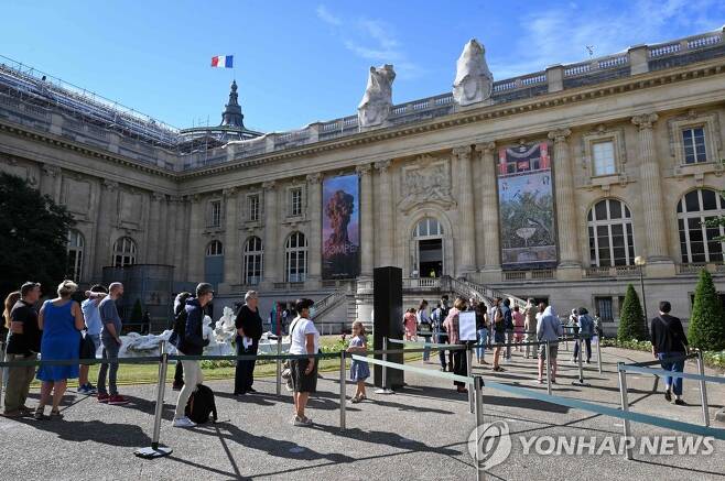 지난 1일 프랑스 파리 시내 그랑팔레 전시관에서 입장을 기다리는 사람들 [AFP=연합뉴스 자료사진]