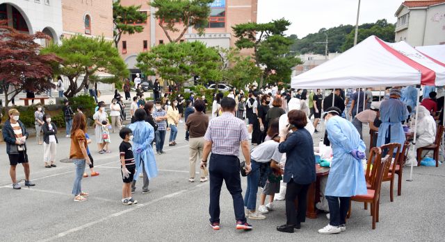 지난 3일 오후 광주 북구 일곡중앙교회 주차장에 마련된 선별진료소에서 보건당국이 예배 참석자들을 대상으로 검체를 채취하고 있다. 사진=뉴시스