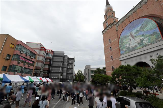 코로나 검사 위해 몰린 신자들 - 3일 오후 광주 북구 일곡동의 한 교회 앞에 설치된 이동선별진료소에서 해당 교회 신자와 가족들이 코로나19 검사를 받기 위해 줄지어 서있다.방역당국에 따르면 신종 코로나바이러스 감염증(코로나19) 전북지역 28번 확진자가 지난달 28일 해당 교회 예배에 참석했다. 같은날 예배에 참석한 60대 여성(전남 장성)이 양성 판정을 받고 광주 87번 확진자로 분류될 예정이다. 2020.7.3/뉴스1