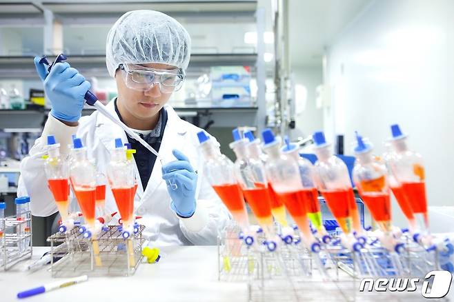 SK바이오사이언스 연구원이 백신 생산을 위한 연구를 진행하고 있다. /뉴스1