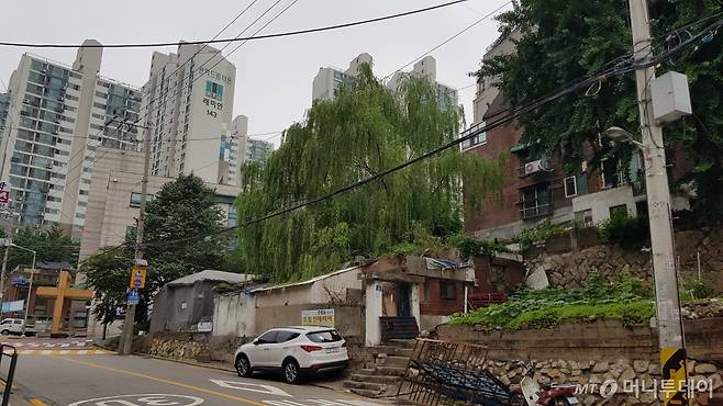 서울 관악구 봉천동 '관악드림타운' 아파트와 주택 재개발 구역 모습/사진= 박미주 기자