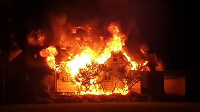 가평 주택 화재 당시 (사진=가평소방서 제공, 연합뉴스)