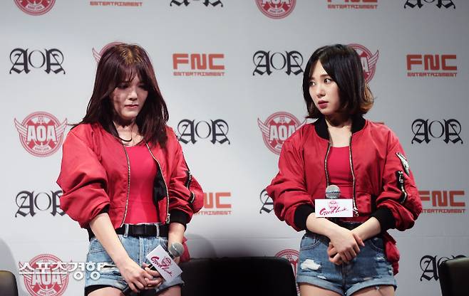 민아(오른쪽)가 AOA 활동 당시 지민의 지속적인 괴롭힘을 당했다는 폭로가 나오면서 후폭풍이 이어지고 있다. 이선명 기자 57km@kyunghyang.com