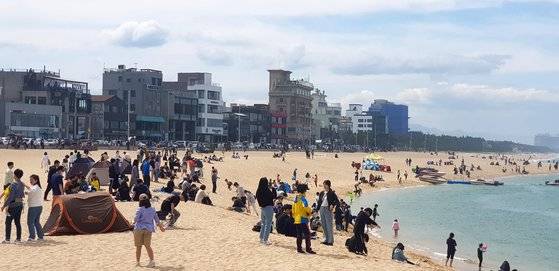 황금연휴였던 지난 5월 3일 강원 강릉시 안목해변이 행락객으로 북적거리고 있다. 연합뉴스