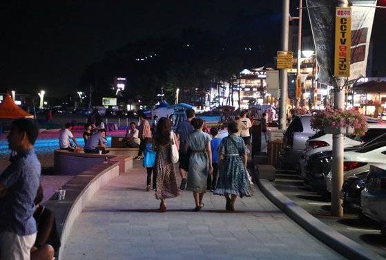 지난해 7월 강원 강릉시 안목 커피거리 일대에 관광객이 붐비고 있다. 뉴스1