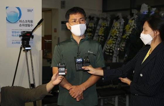 수행비서 성폭행 혐의 등으로 광주교도소에서 복역 중인 안희정 전 충남지사가 일시 형집행정지를 받고 6일 서울 종로구 연건동 서울대병원 장례식장에 마련된 모친상 빈소에 들어서며 취재진의 질문에 답하고 있다. 뉴스1