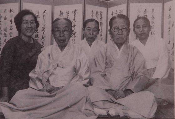 황혜성 선생(가장 왼쪽의 젊은 여성)과 마지막 왕족을 모신 한희순, 박창복, 김명길, 성옥염 주방 상궁들