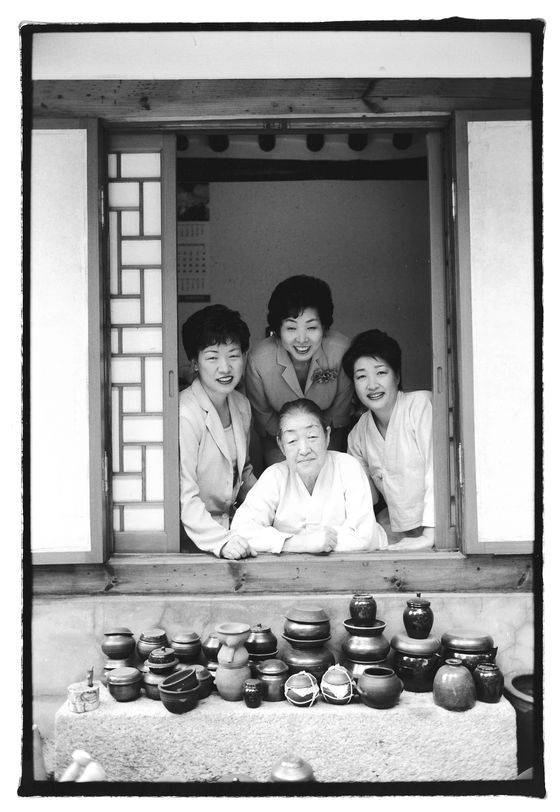 황혜성 선생과 세 딸. 한복려(가운데), 복선(오른쪽), 복진(왼쪽). 세 딸은 모두 어머니께 궁중음식을 배운 후 한식문화 발전에 기여했다.