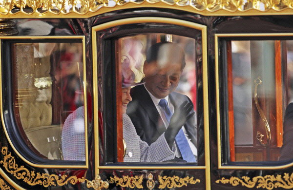 2015년 10월 영국을 국빈방문한 시진핑 중국 국가주석(오른쪽)이 엘리자베스 2세 여왕과 함께 왕실 전용 황금마차를 타고 버킹엄궁으로 가고 있다. 런던 | AP연합뉴스