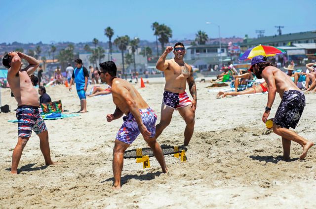 미국에서 코로나19 확산세가 커지고 있는 가운데 4일(현지시간) 캘리포니아 주 샌디에고의 퍼시픽 해변에 모인 시민들이 주말을 즐기고 있다. AFP 연합뉴스