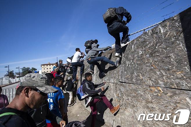중미 출신 이민자들이 미국 국경 통과를 시도하고 있다. © AFP=뉴스1 © News1 강민경 기자