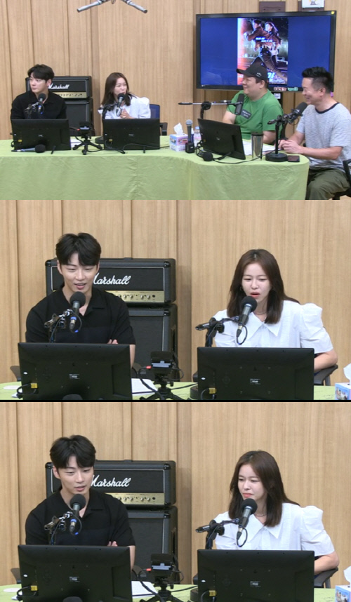 7일 방송된 SBS 파워 FM ‘두시 탈출 컬투쇼’에 배우 윤시윤(왼쪽)과 경수진이 게스트로 출연했다. 출처|SBS 라디오