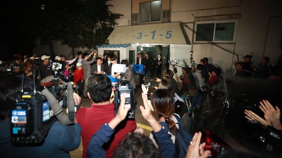 지난해 9월 23일 저녁 서울 서초구 방배동 조국 법무부 장관 자택을 압수수색한 검찰 직원들이 압수물품을 차량에 싣고 있던 모습. 김상선 기자