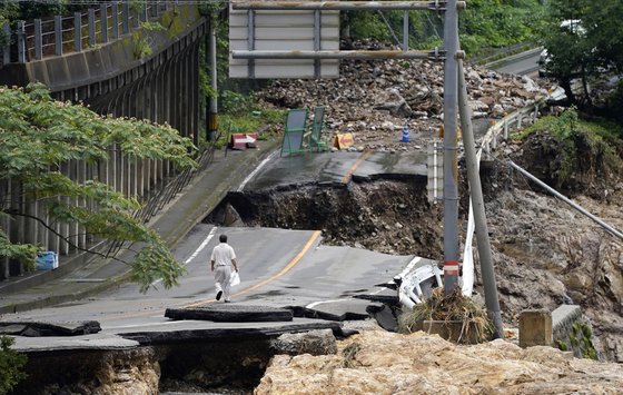일본 구마모토 현 구마무라의 한 도로가 폭우로 인해 붕괴돼 있다. AP=연합뉴스