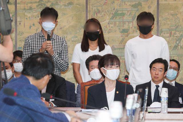 6일 서울 여의도 국회에서 열린 고 최숙현 선수 사망 관련 문화체육관광위원회 전체회의에서 가혹행위 의혹을 받고 있는 경주시청 소속 가해자 3명이 질의에 답하고 있다. 뉴스1