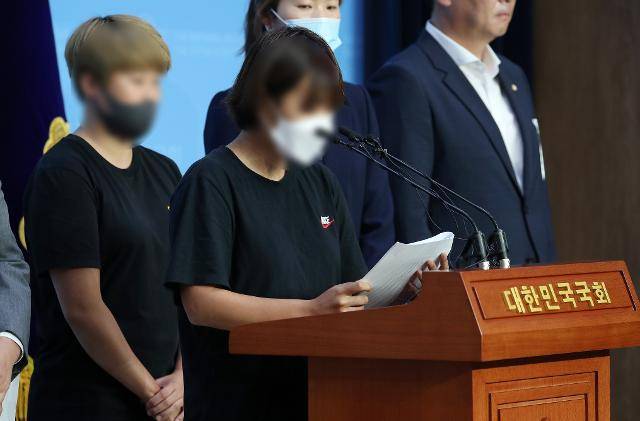 고 최숙현 선수의 동료들이 6일 오전 서울 여의도 국회 소통관에서 기자회견을 갖고 최 선수 추가피해를 증언하고 있다. 뉴스1