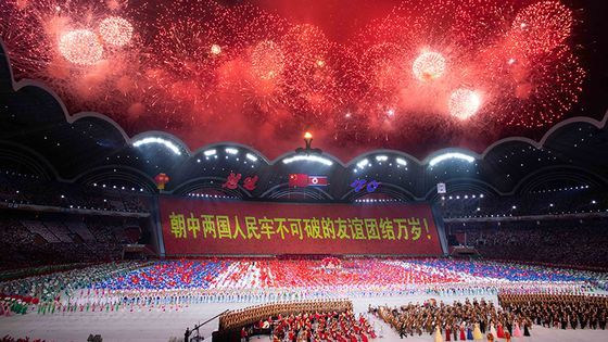 지난해 6월 시진핑 중국 국가주석의 방북 때 펼쳐진 환영 매스게임에서 북한이 ‘북중 양국 인민의 깨뜨릴 수 없는 우의와 단결 만세’라는 뜻의 한자를 표현해 보이고 있다. [중국 신화망 캡처]