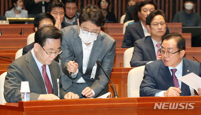 [서울=뉴시스] 김진아 기자 = 주호영 미래통합당 원내대표가 8일 서울 여의도 국회에서 열린 의원총회에서 관계자와 대화하고 있다. 2020.07.08. bluesoda@newsis.com