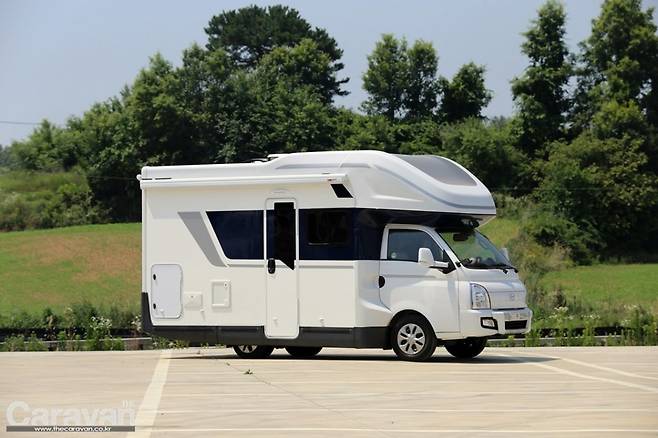 부드러운 곡선의 에어로다이나믹한 벙커와 좌우측 외부가 확장된 Class C 타입의 포레스트 디자인