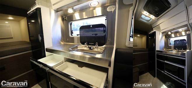 전자레인지와 대형 냉장고를 갖춘 주방, 확장 전의 침실 모습이 보인다