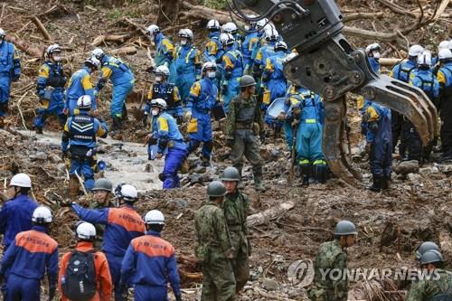 (구마모토 교도=연합뉴스) 지난 6일 일본 규슈 구마모토현 쓰나기에서 구조대가 실종자들을 찾기 위해 산사태 현장을 수색하고 있다.