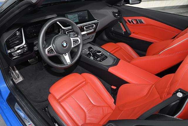 붉게 물든 실내 공간은 BMW Z4 M40i의 정체성을 직설적으로 표현한다.