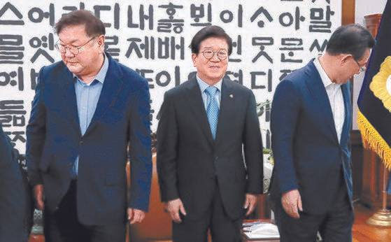 지난달 28일 주호영 미래통합당 원내대표(오른쪽)가 박병석 국회의장(가운데)을 사이에 두고 김태년 더불어민주당 원내대표와 국회 청사 의장실에서 원 구성관련 회동을 하고 있다. 두 원내대표의 표정이 밝지 않아 보인다. [뉴시스]