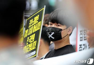 (서울=뉴스1) 박지혜 기자 = 서울지역 코인노래방 점주들이 29일 오전 서울시청 서소문 2청사 앞에서 코인노래방 집합금지 명령 해제를 촉구하고 있다.이들은 서울시를 향해 영업을 못 하는 것에 대한 합당한 보상을 요구하며, 집합금지 명령 취소를 촉구했다. 2020.6.29/뉴스1