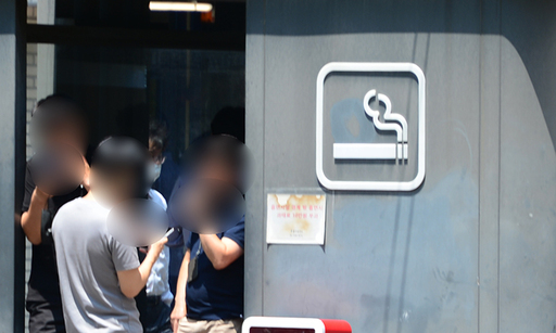 을지로입구역 인근 한 흡연부스에서 사람들이 담배를 피우고 있는 모습.