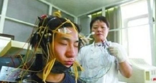 인터넷 중독 치료 시설에서 전기충격 요법을 받고 있는 한 참가자[중국 웨이보 캡처. 재판매 및 DB금지.]