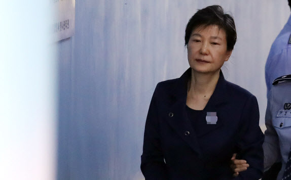 박근혜 전 대통령이 지난 2017년 10월 구속 연장 후 첫 공판에 출석하기 위해 서울중앙지법에 들어서고 있다.(사진=연합뉴스)