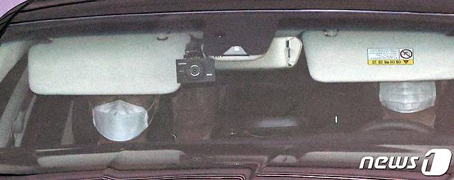 윤석열 검찰총장이 탄 차량이 9일 오후 서초구 대검찰청을 나서고 있다. 2020.7.9/뉴스1 © News1 박지혜 기자