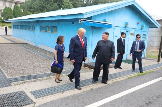 도널드 트럼프 미국 대통령과 김정은 북한 국무위원장이 지난해 6월 30일 오후 판문점 군사분계선 북측지역에서 인사한 뒤 남측으로 향하고 있다. [청와대사진기자단]
