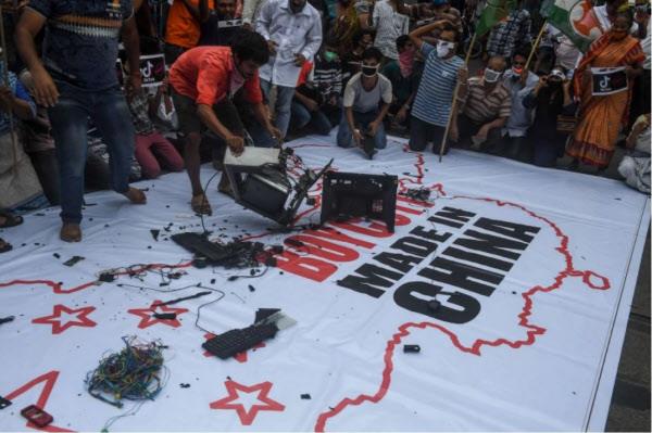 지난달 18일 인도 서부 서벵골주 콜카타에서 시위대가 중국산 제품 보이콧 시위를 하기에 앞서 중국산 전자제품들을 부수고 있다.콜카타 AFP 연합뉴스