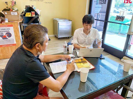 9일(미국시간) 이혁진 전 대표의 아내가 운영하는 샌호제이 소재 학원에서 2018년 3월 22일 당시 대통령 전용기를 타지 않았다며 자신이 예약한 항공 예약권을 보여주고 인터뷰하고 있다. 사진 LA중앙일보 김상진 기자