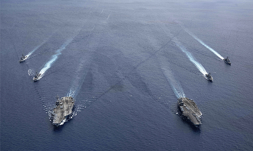 미국 해군이 보유한 로널드 레이건 항공모함(왼쪽)과 니미츠 항공모함(오른쪽)이 지난 6일 남중국해 해역을 나란히 순항하고 있다. 미 해군 제공