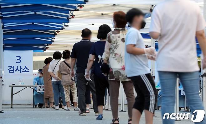 지난 10일 오후 광주 일곡중앙교회 주차장에 설치된 이동식선별진료소에서 자가격리 중인 교인과 가족 등이 신종 코로나바이러스 감염증(코로나19) 검사를 받고 있다.  2020.7.10/뉴스1 © News1 황희규 기자