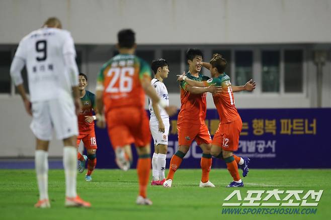 사실상 승부처를 가른 김지현의 3번째 골. 김승대의 절묘한 어시스트. 두 선수가 환호하고 있다. 사진제공=한국프로축구연맹