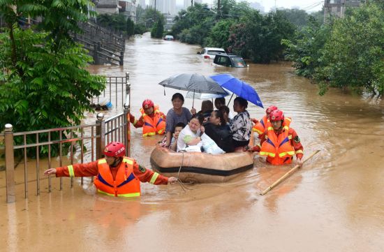 지난 8일 중국 장시성 지역에서 홍수로 대피하는 피난민들 [이미지출처=EPA연합뉴스]