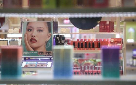 지난 3월 10일 오후 서울 중구 명동 화장품 가게에 진열된 화장품. 뉴스1