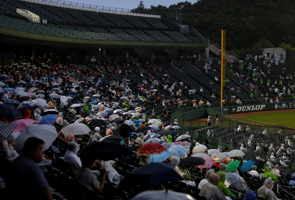 지난 10일 일본 프로야구가 관중 입장경기를 재개한 가운데 일본 고베시 고베종합운동공원 야구장에서 열린 경기에 마스크를 쓴 팬들이 입장해 있다. 로이터 연합뉴스