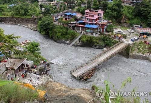 11일 네팔 미아그디 지역에서 발생한 홍수. [로이터=연합뉴스]