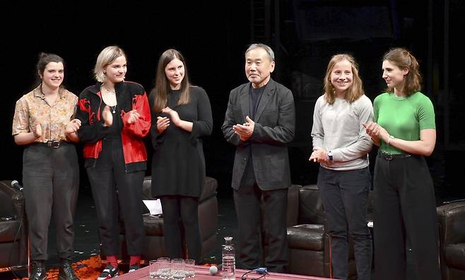 작가 무라카미 하루키(村上春樹)가 2019년 2월 23일 프랑스 파리에서 젊은이들과의 대화 행사에 참가하고 있다. [교도=연합뉴스 자료사진]