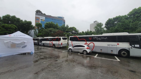신천지 대구교회 신도 500명이 혈장 공여 행사를 벌이고 있다. 대한적십자사의 헌혈차 3대가 경북대병원 앞에 서 있는 모습. /신천지 대구교회